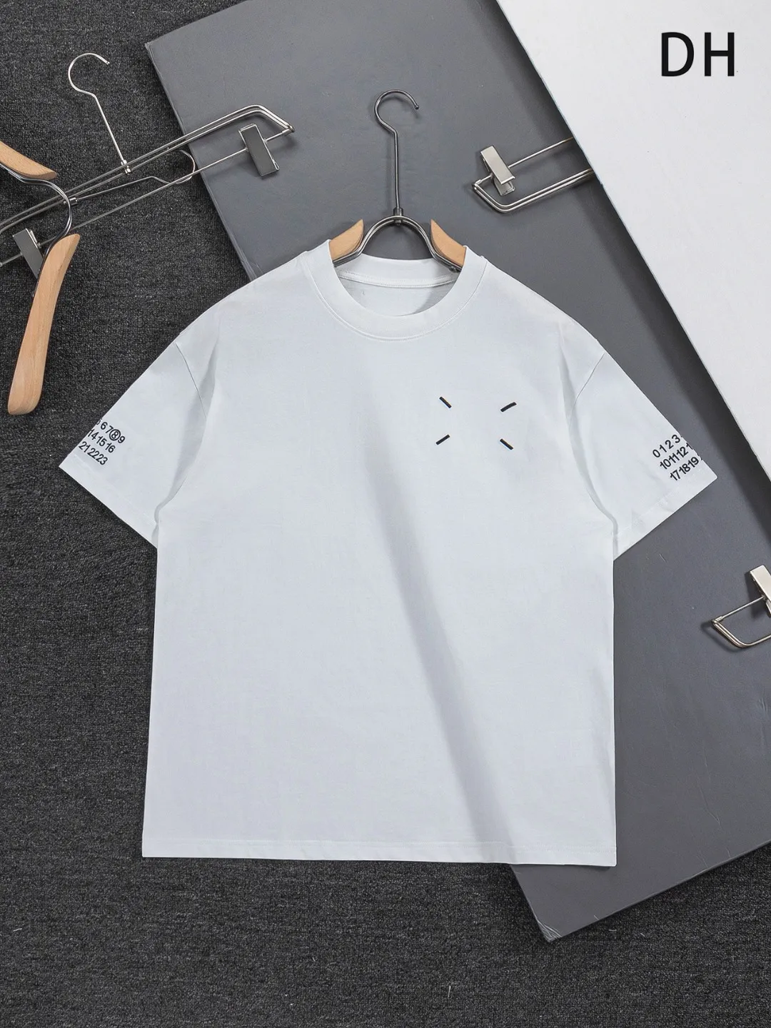 Maison Margiela MM⑥ MM 6 S-XL MM 6 26ss logo🪡 T ， Same Style！ ， ！ ， ，Classic logo ， ， ， ， MM 6 Quality ， ， ， ， 、 ， ！320 ， Breathable， ， ， ， ， ， ， Versatile！ ， t ， ！ ：Black Gray White Size：S-XL ： S： 50- 56- 70 M： 52- 57- 72 L： 54- 59- 74 XL： 56- 62- 76